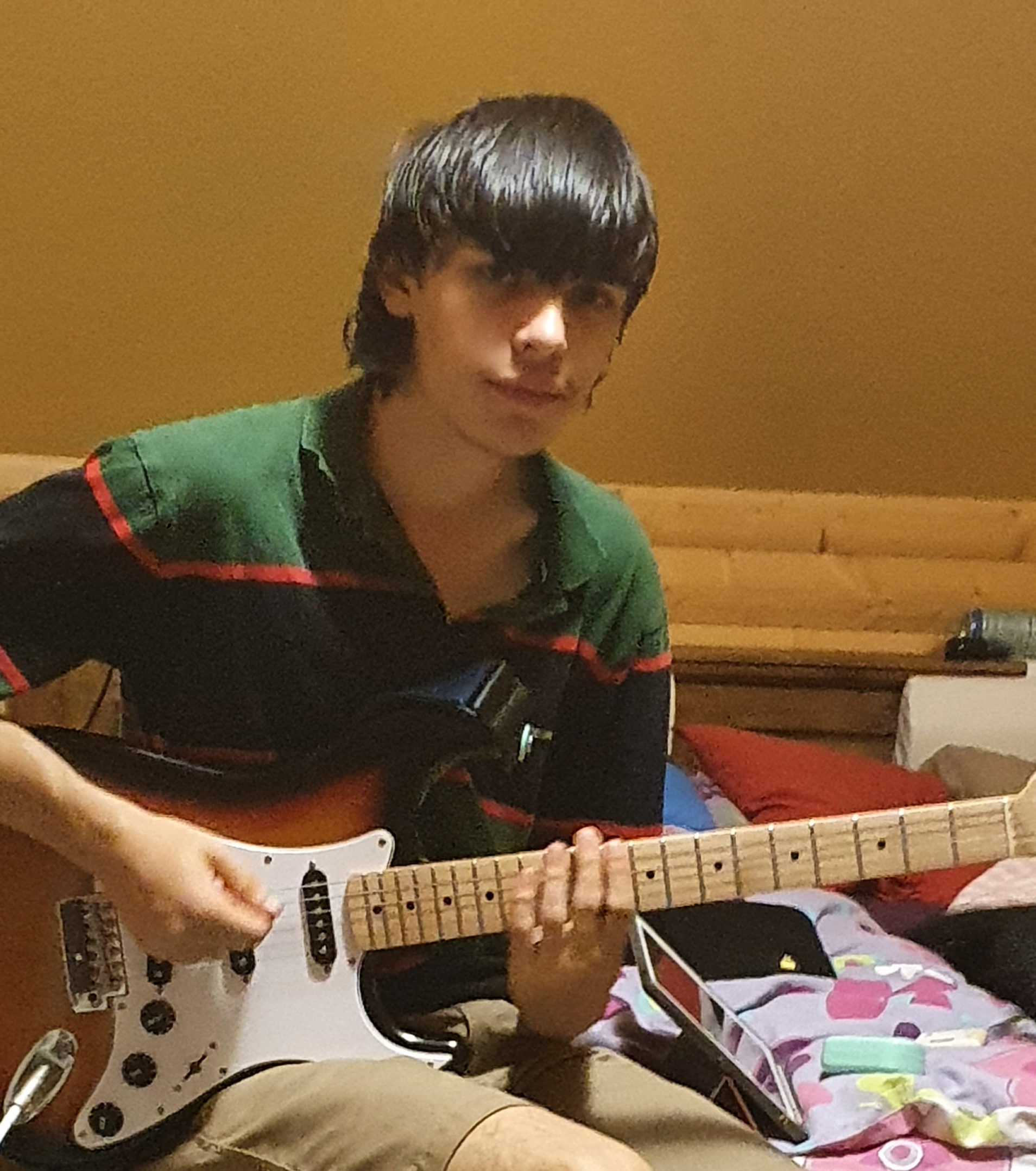 alias chlapec,ktorý kradne stále gitary (basák)